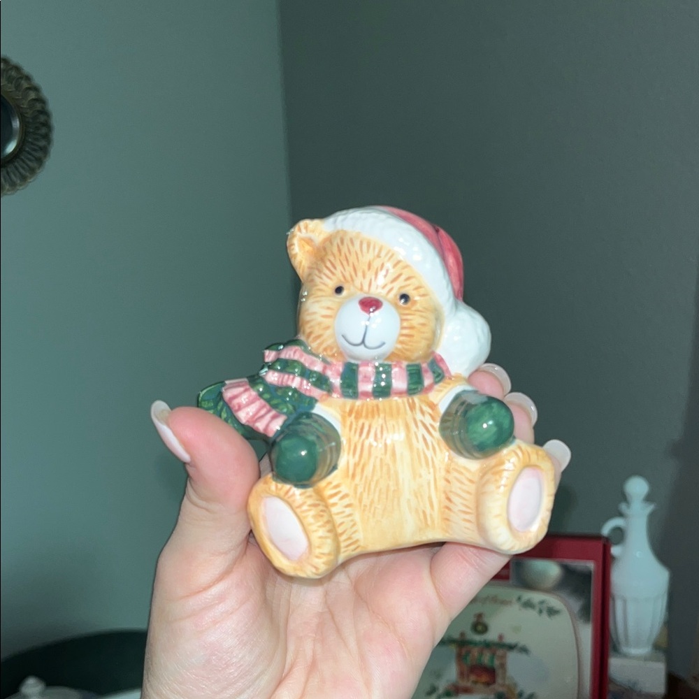 Vintage Hand Painted Teddy Bear Family Ceramic Salt and Pepper Shakers - Picture 6 of 8